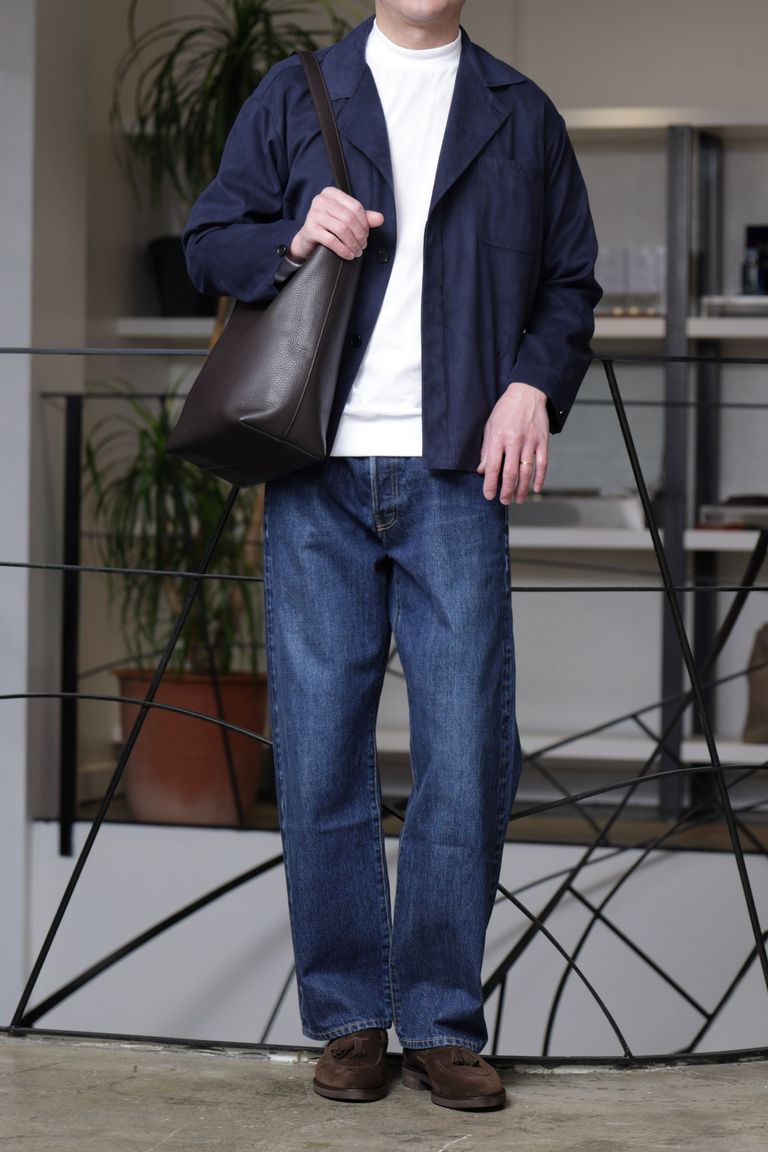 ワイドデニムを上品に着こなす都会派スタイル