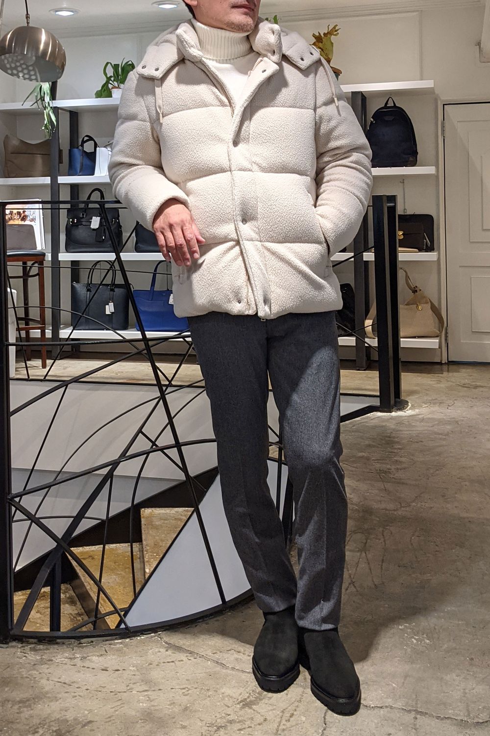 タッチが優しいモテるダウン"HERNOをベースにした、大人カジュアル スタイル