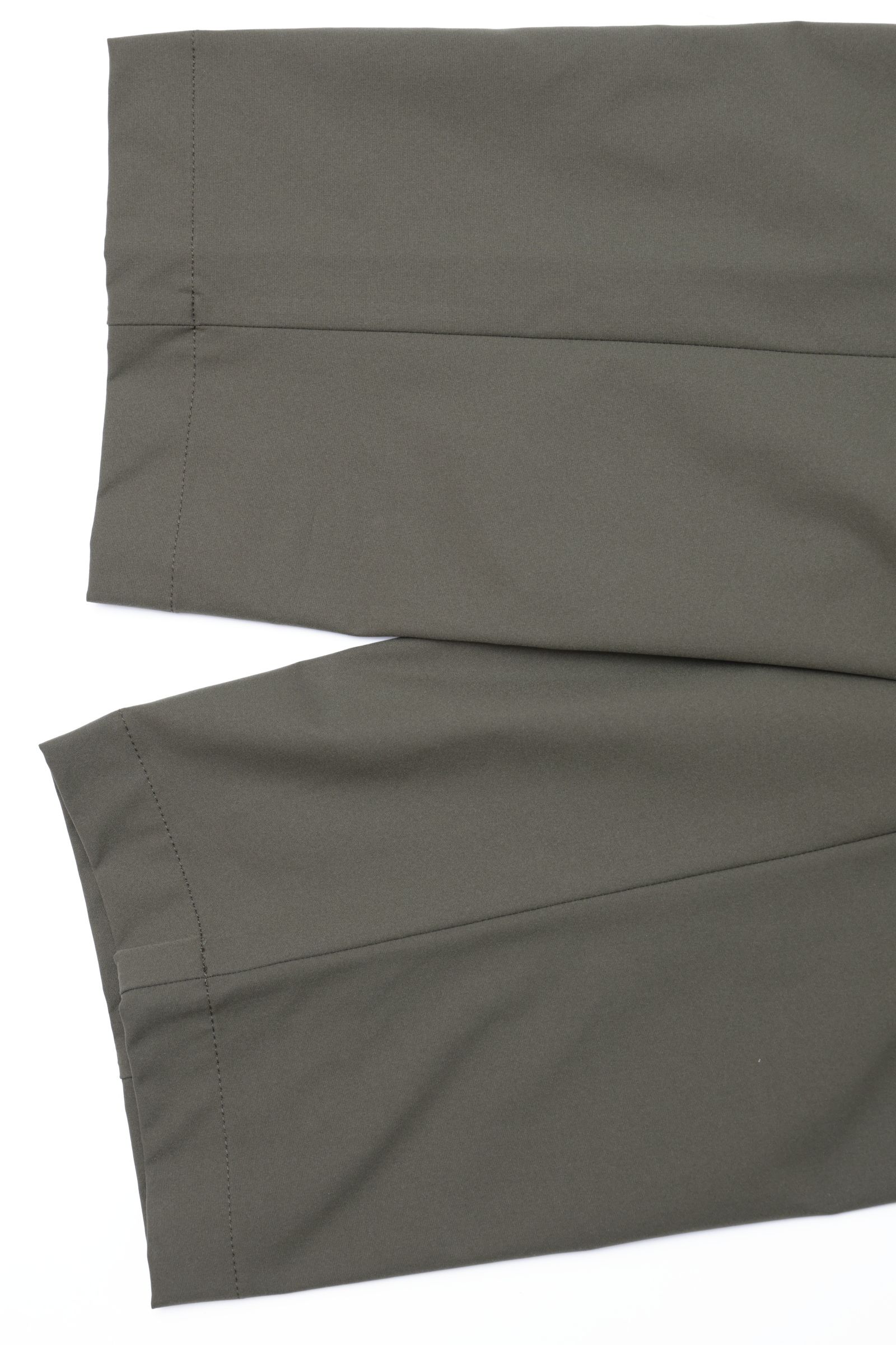 FUNCTIONAL WARDROBE ウォーターレペレント ストレッチナイロン 1プリーツ テーパード シャーリング カーゴパンツ / カーキ 7400