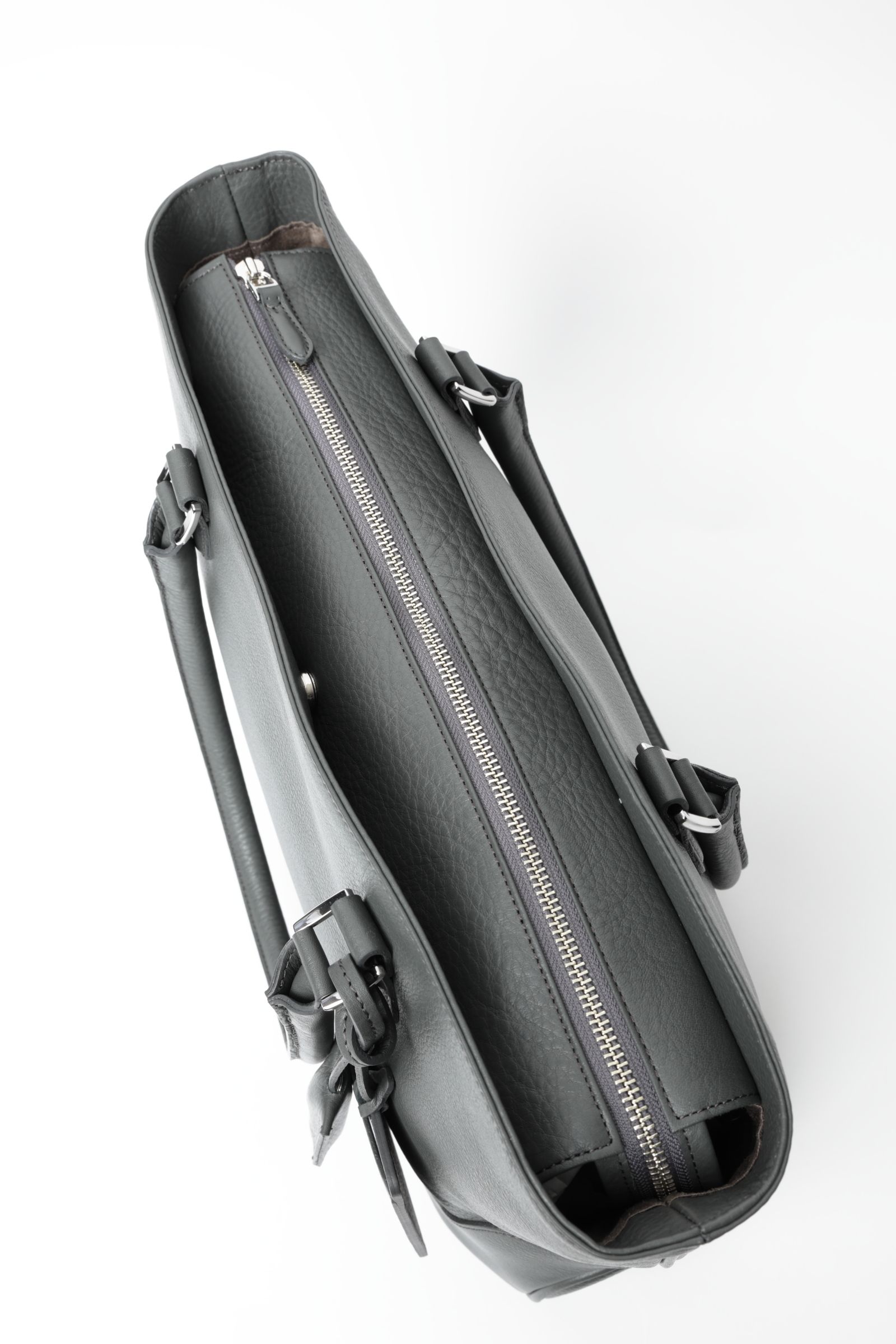 Maiden Voyageシリーズ メイデン ヴォヤージュ 薄マチ シュリンクレザー トートバッグ  / チャコールグレー