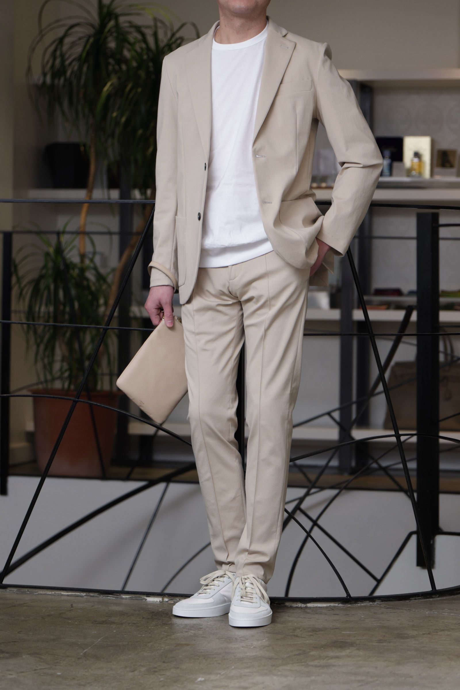 ジャブスアルキヴィオ セットアップスーツを使用した、抜け感を効かせた上品ベージュコーデ