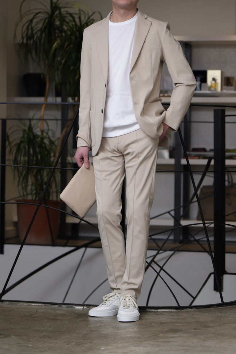 ジャブスアルキヴィオ セットアップスーツを使用した、抜け感を効かせた上品ベージュコーデ