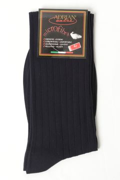 PELLE MORBIDA ミニトートバッグを使用したネイビースーツスタイル