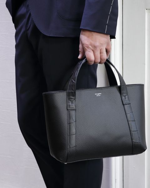 PELLE MORBIDA ミニトートバッグを使用したネイビースーツスタイル