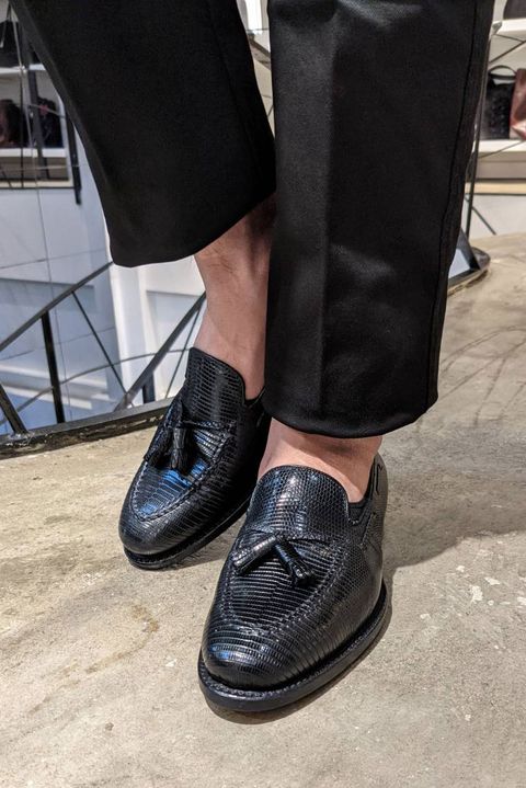 "TAGLIATORE"カシミアジャケットを取り入れた、カーキxブラックなモードジャケパンスタイル