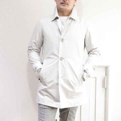 HERNO ラミナーコートを使用したトラベルカジュアルコーデ