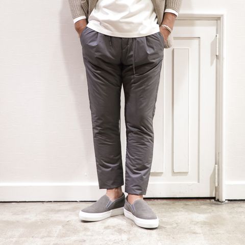 "HERNO"中綿ナイロンパンツを使用したリラックススタイル