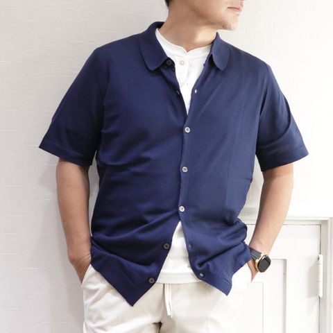 JOHN SMEDLEY 前開きニットポロを使用したリラックススタイル