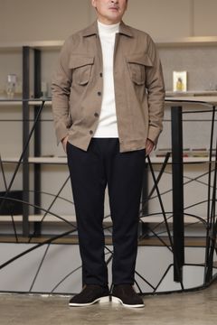 GUY ROVER シャツブルゾンを使用した、ファティーグジャケットを柔らかく見せる秋の配色コーデ