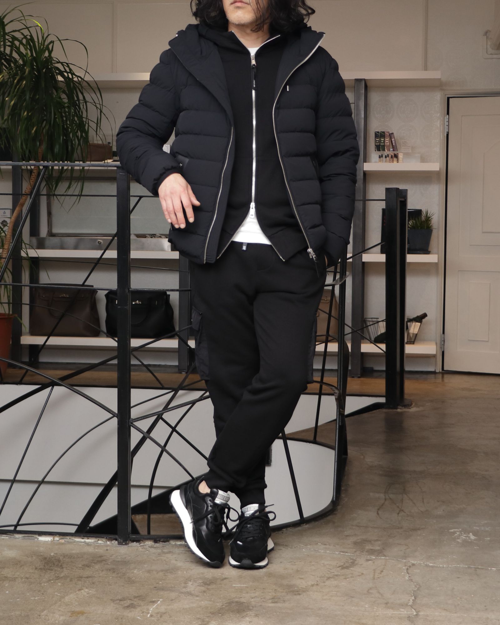 MACKAGE ダウンジャケットを使用したオールブラックで魅せる、モード×スポーツの融合スタイリング