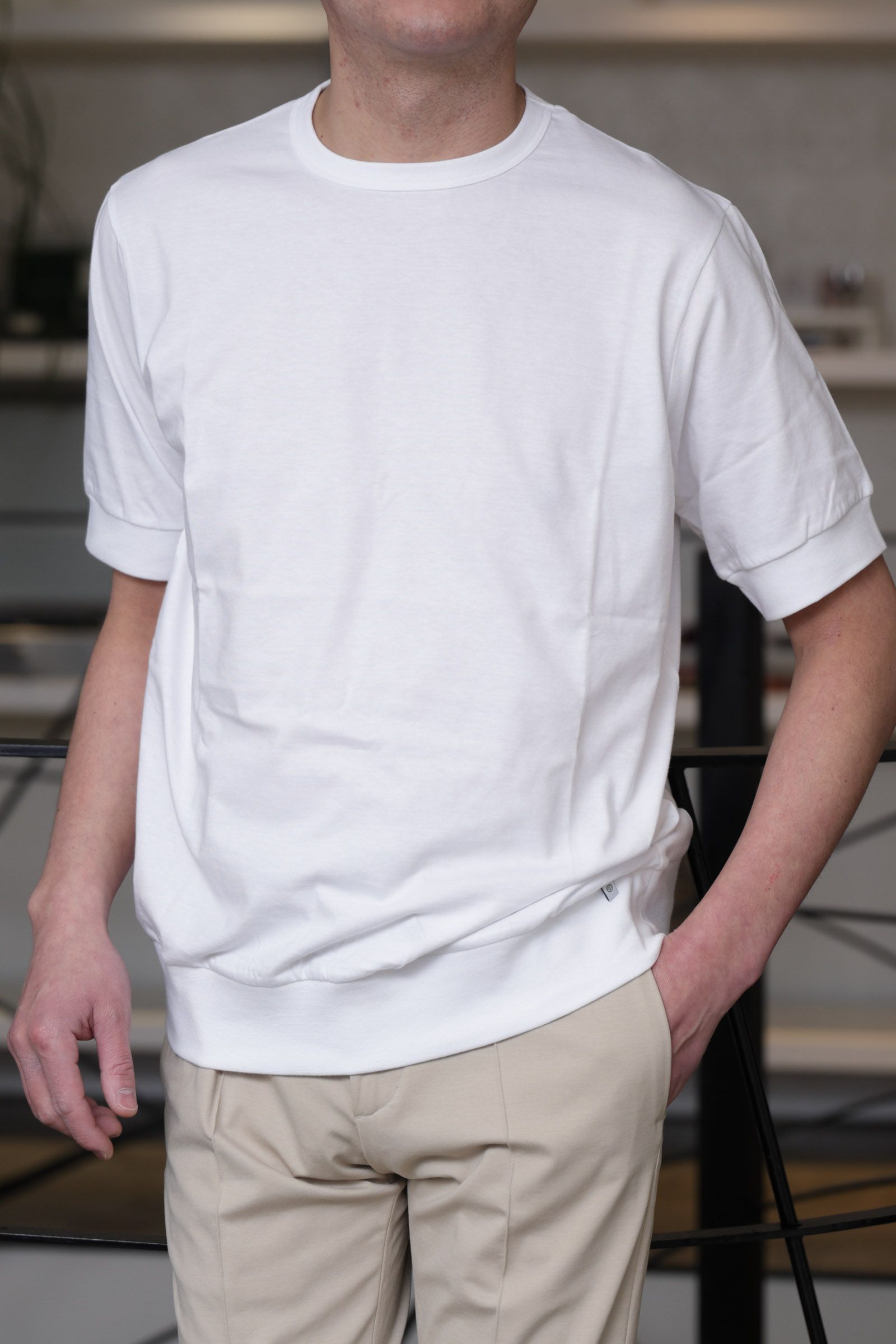 ジャブスアルキヴィオ セットアップスーツを使用した、抜け感を効かせた上品ベージュコーデ