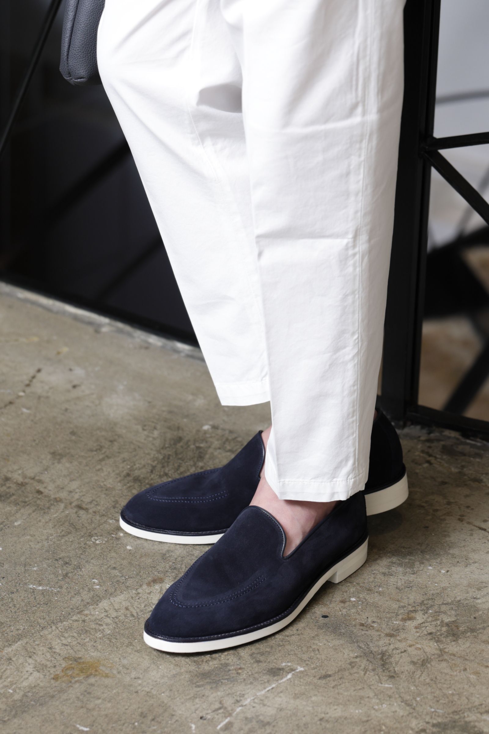 GUY ROVER シャツジャケットを使用した、シンプルに整える都会派ネイビースタイルを使用した、