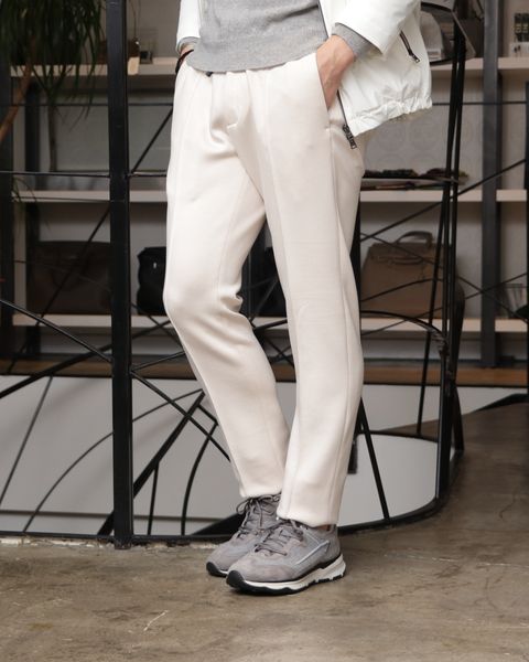 HERNOのダウンフーディーを使用した、上品スポーティ。淡色レイヤードで魅せる冬のリラックスセットアップ