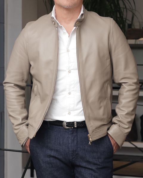 EMMETI JURIを使用したグレージュ×ホワイトで魅せる、上質カジュアルの完成形スタイル