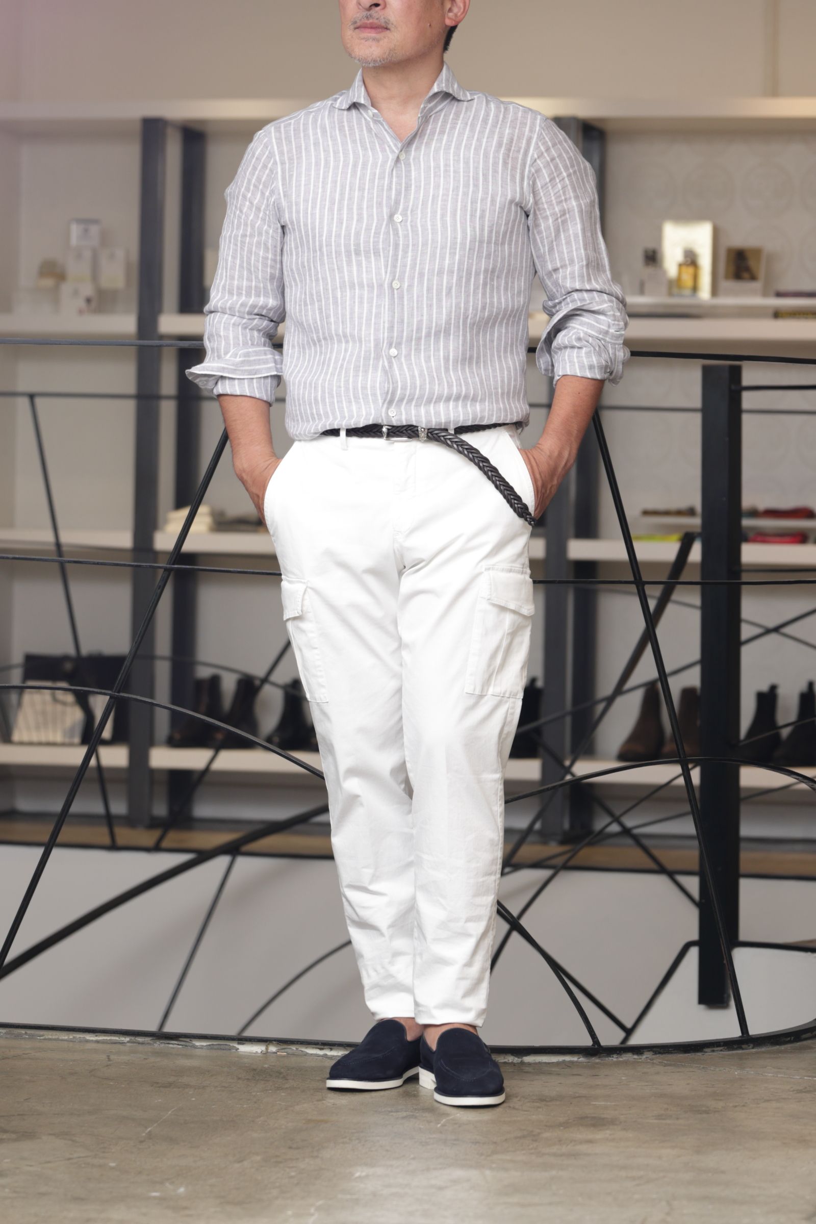 LARDINI コットン ニット ジャケットを使用した、ホワイトカーゴで魅せる大人のネイビースタイル