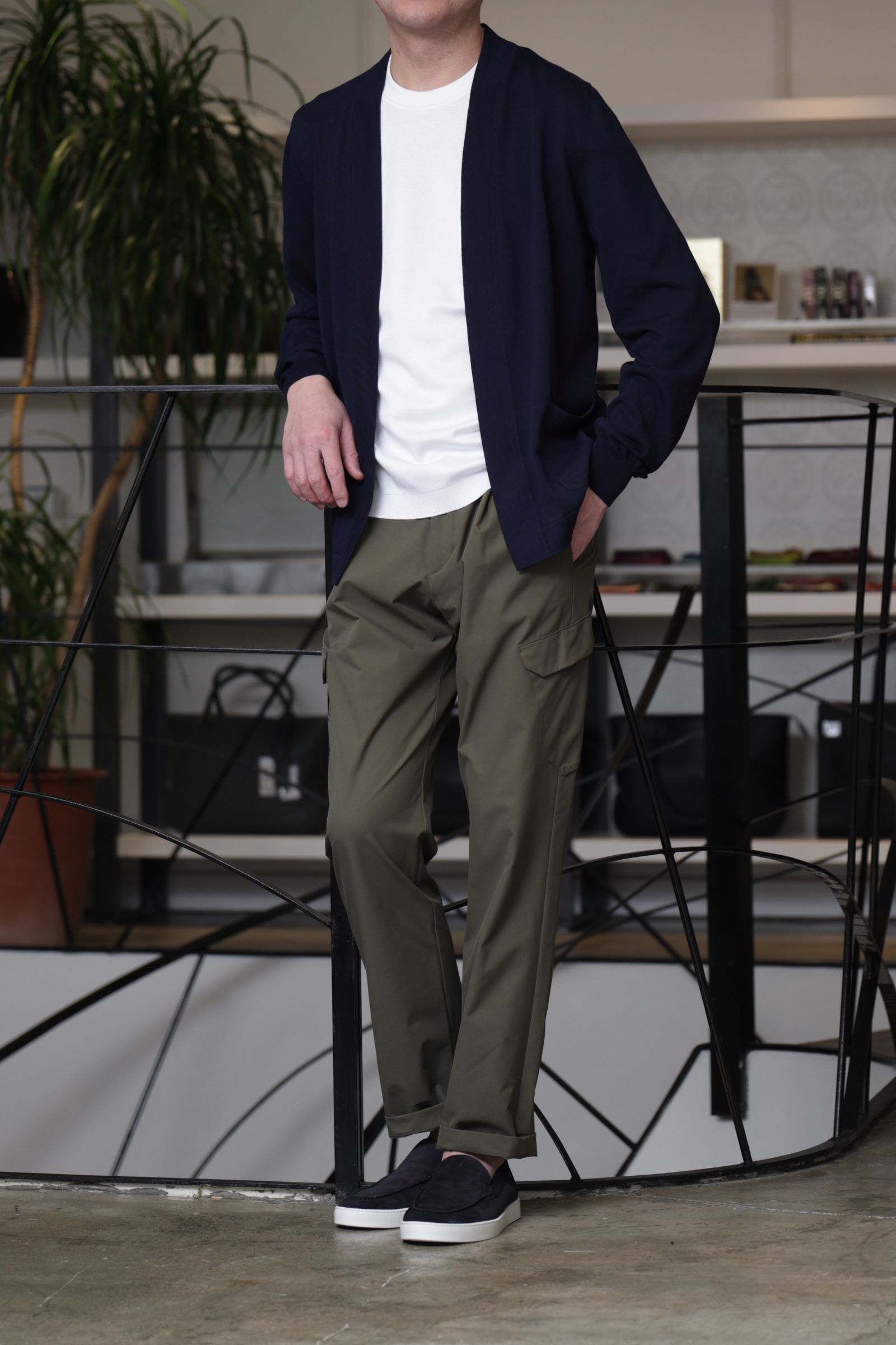 FUNCTIONAL WARDROBE ウォーターレペレント ストレッチナイロン 1プリーツ テーパード シャーリング カーゴパンツ / カーキ 7400