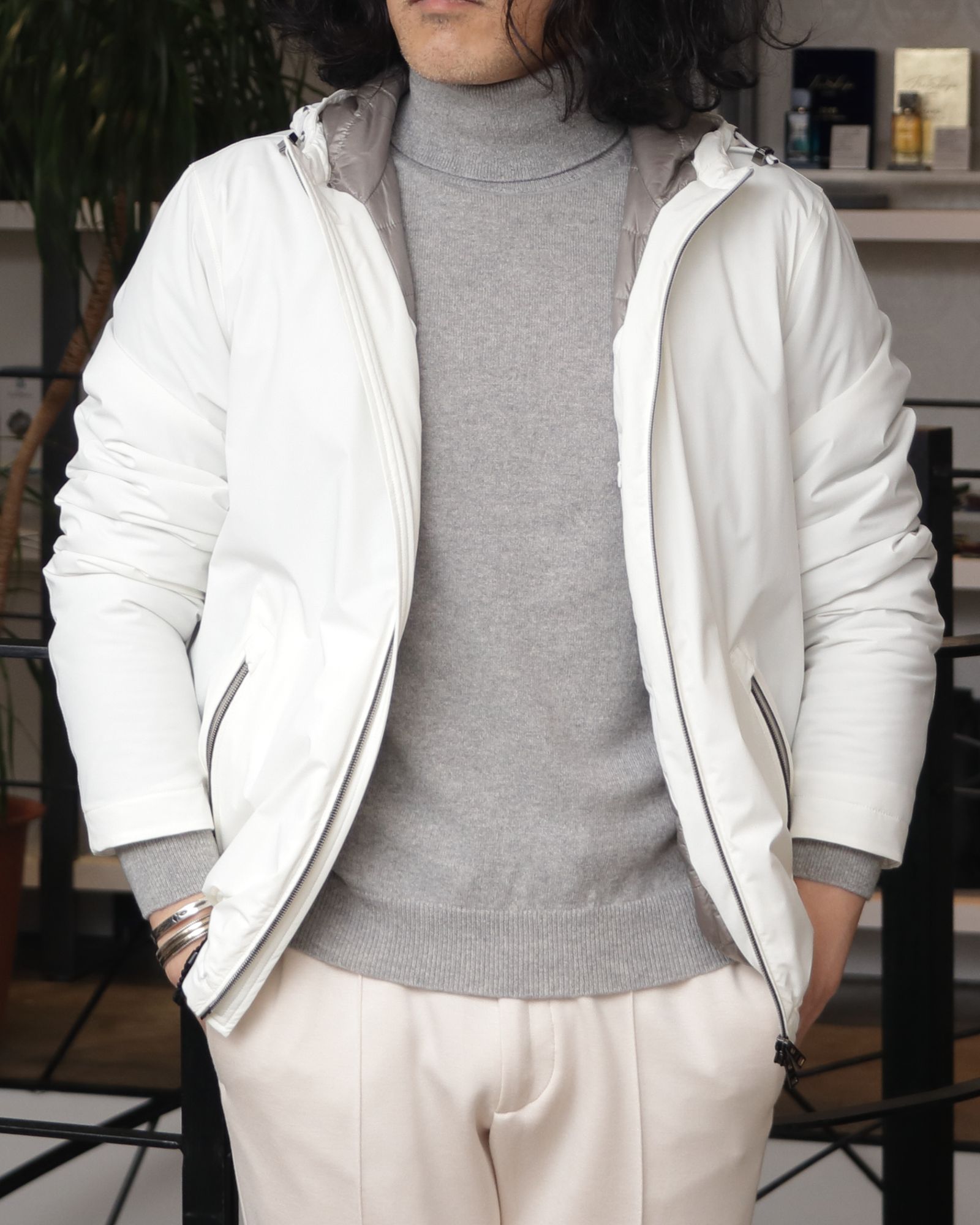 HERNOのダウンフーディーを使用した、上品スポーティ。淡色レイヤードで魅せる冬のリラックスセットアップ