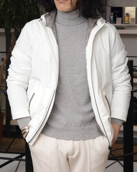 HERNOのダウンフーディーを使用した、上品スポーティ。淡色レイヤードで魅せる冬のリラックスセットアップ