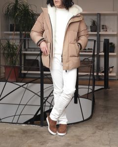 MACKAGE ダウンジャケットを使用したトーン・オン・トーンで魅せる、冬のリュクスカジュアル スタイリング