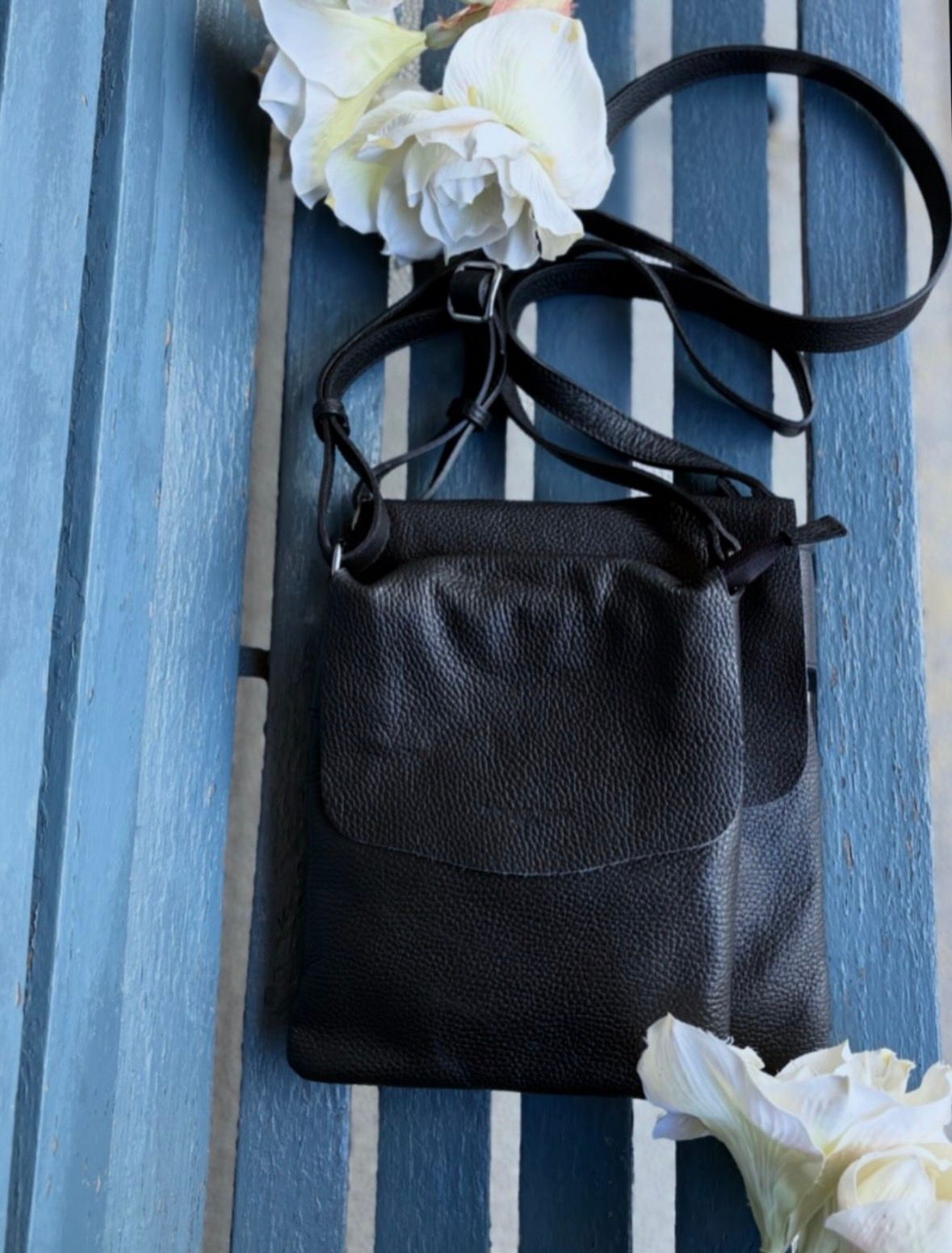 D24414 シュリンクレザー フラップ ショルダーバッグ large / ブラック