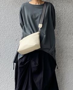 V25486 シュリンクレザー ショルダーバッグ / ベージュ
