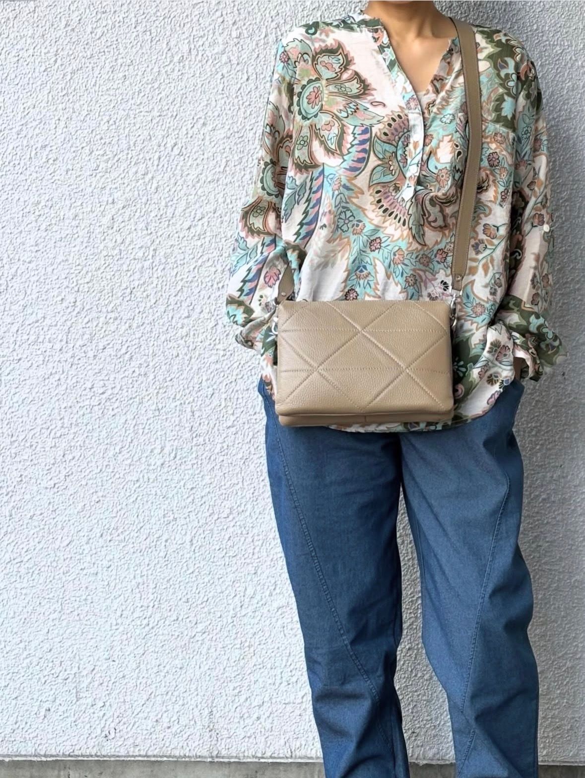 CA716 レザー シュリンク キルティング ショルダーバッグ / トープ