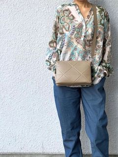 CA716 レザー シュリンク キルティング ショルダーバッグ / トープ