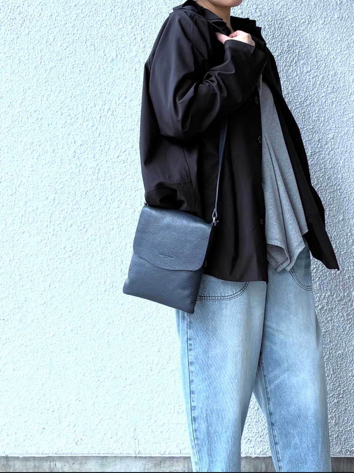 D24415 シュリンクレザー フラップ ショルダーバッグ small / ネイビー