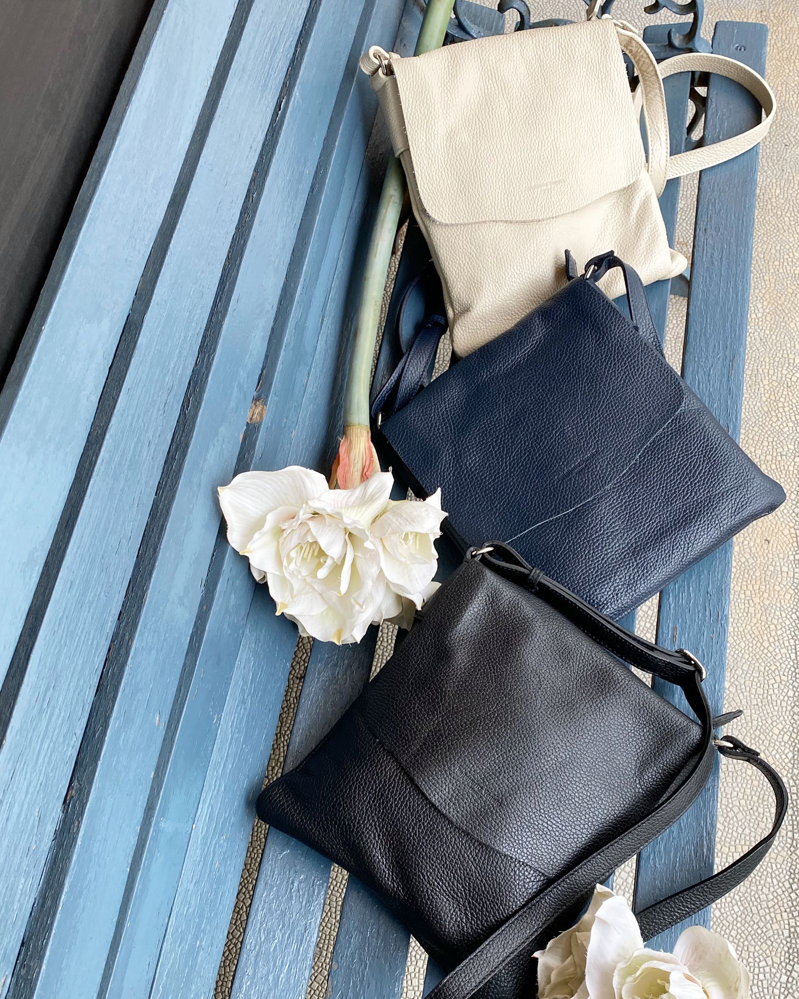 美品◎ペレッテリアベネタ ショルダーバッグ レザー ネイビー 本