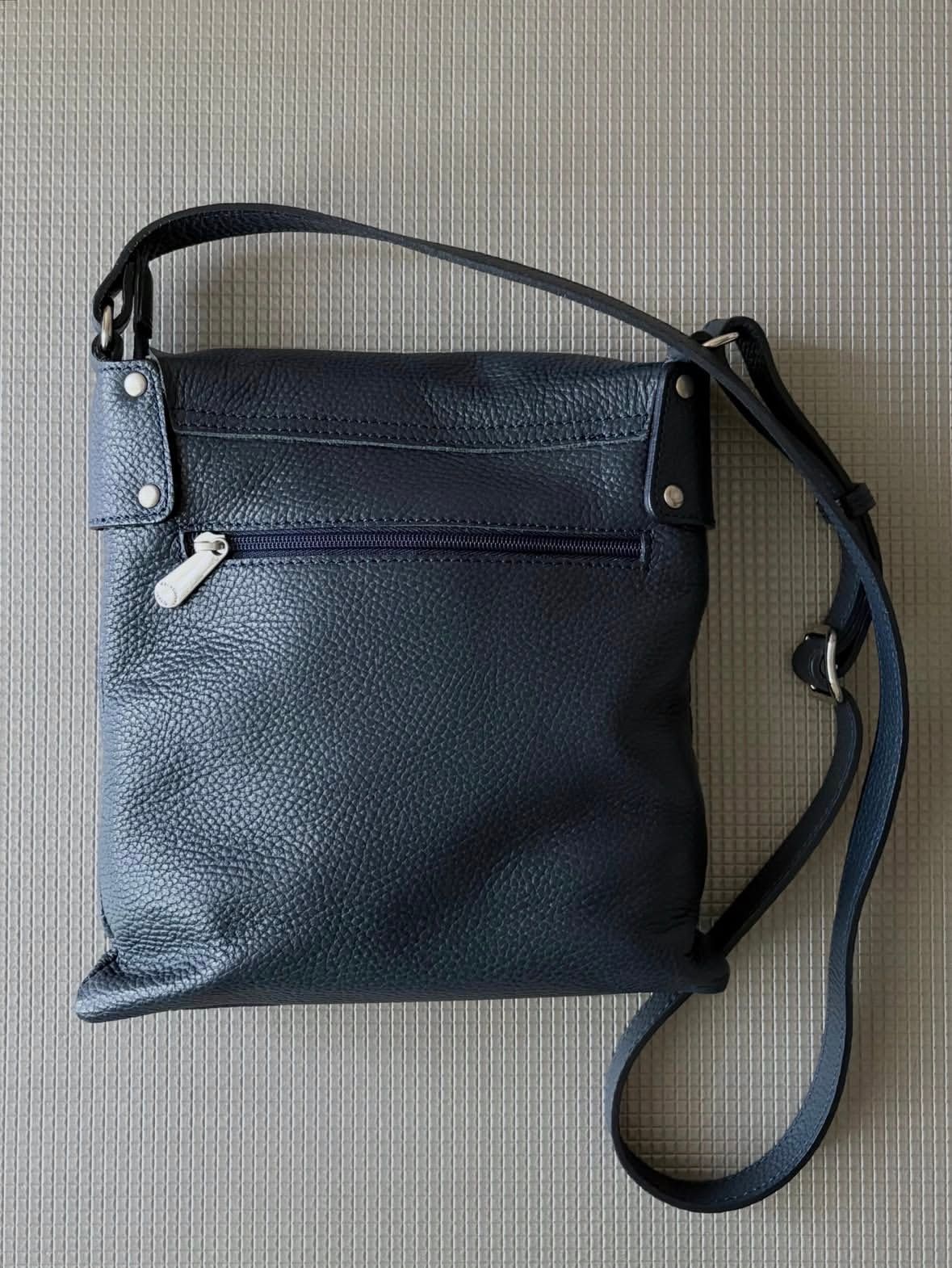 D24414 シュリンクレザー フラップ ショルダーバッグ large / ネイビー