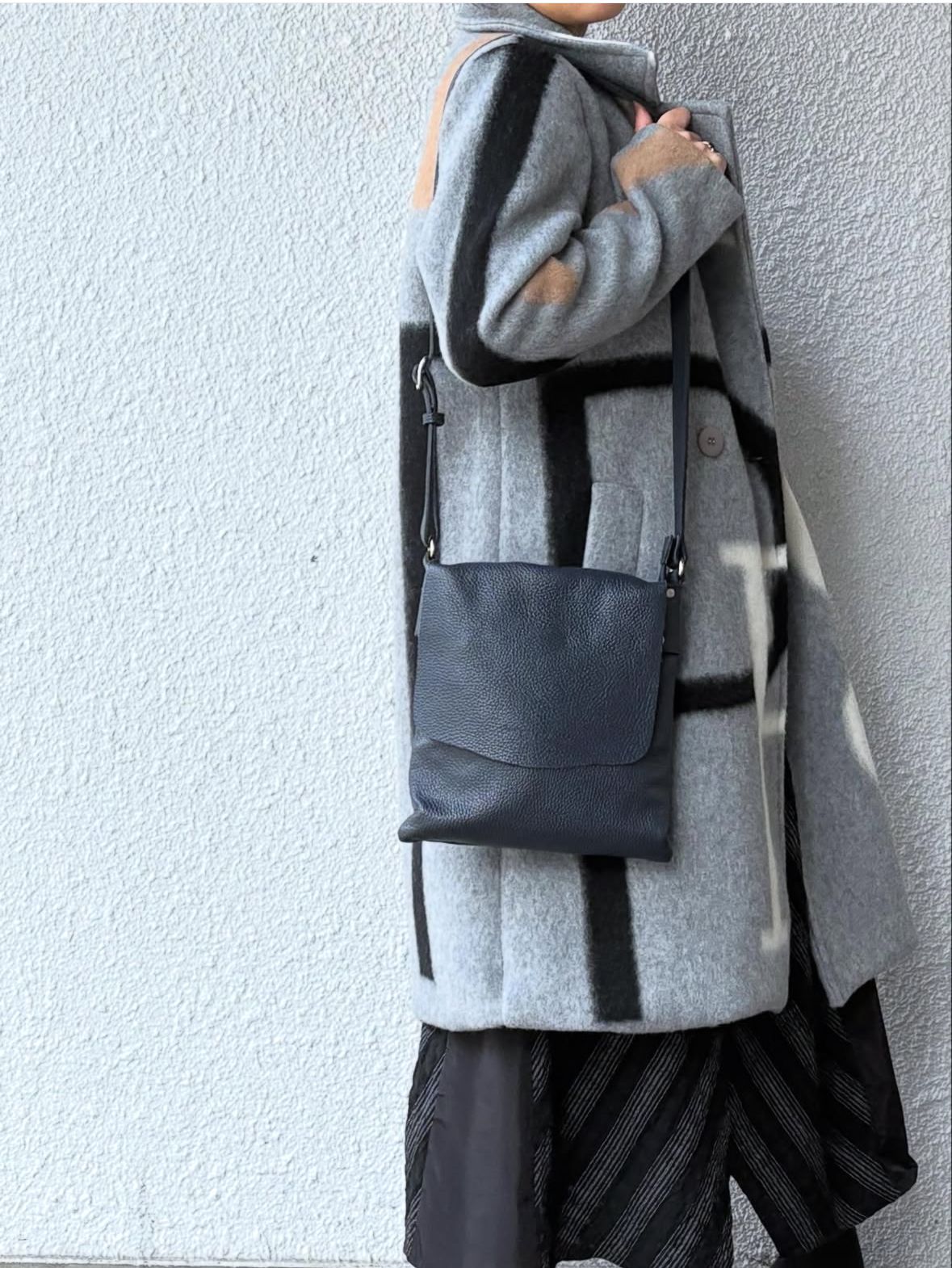 D24414 シュリンクレザー フラップ ショルダーバッグ / ネイビー