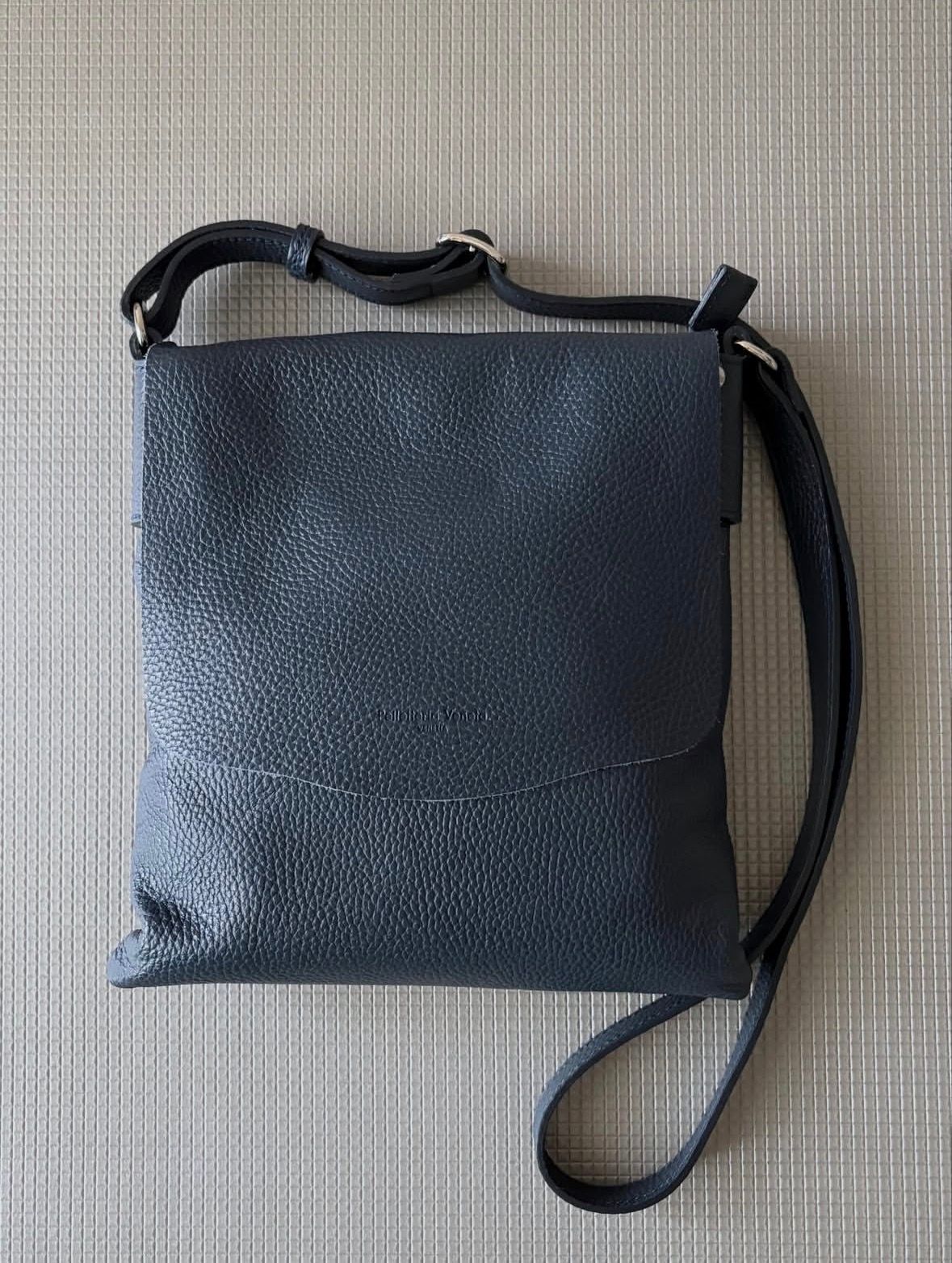 D24414 シュリンクレザー フラップ ショルダーバッグ large / ネイビー