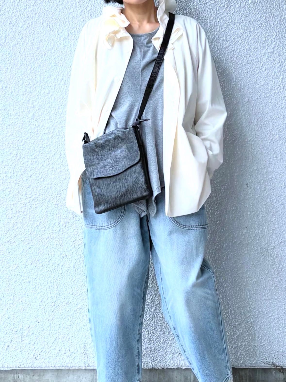 D24415 シュリンクレザー フラップ ショルダーバッグsmall / ブラック