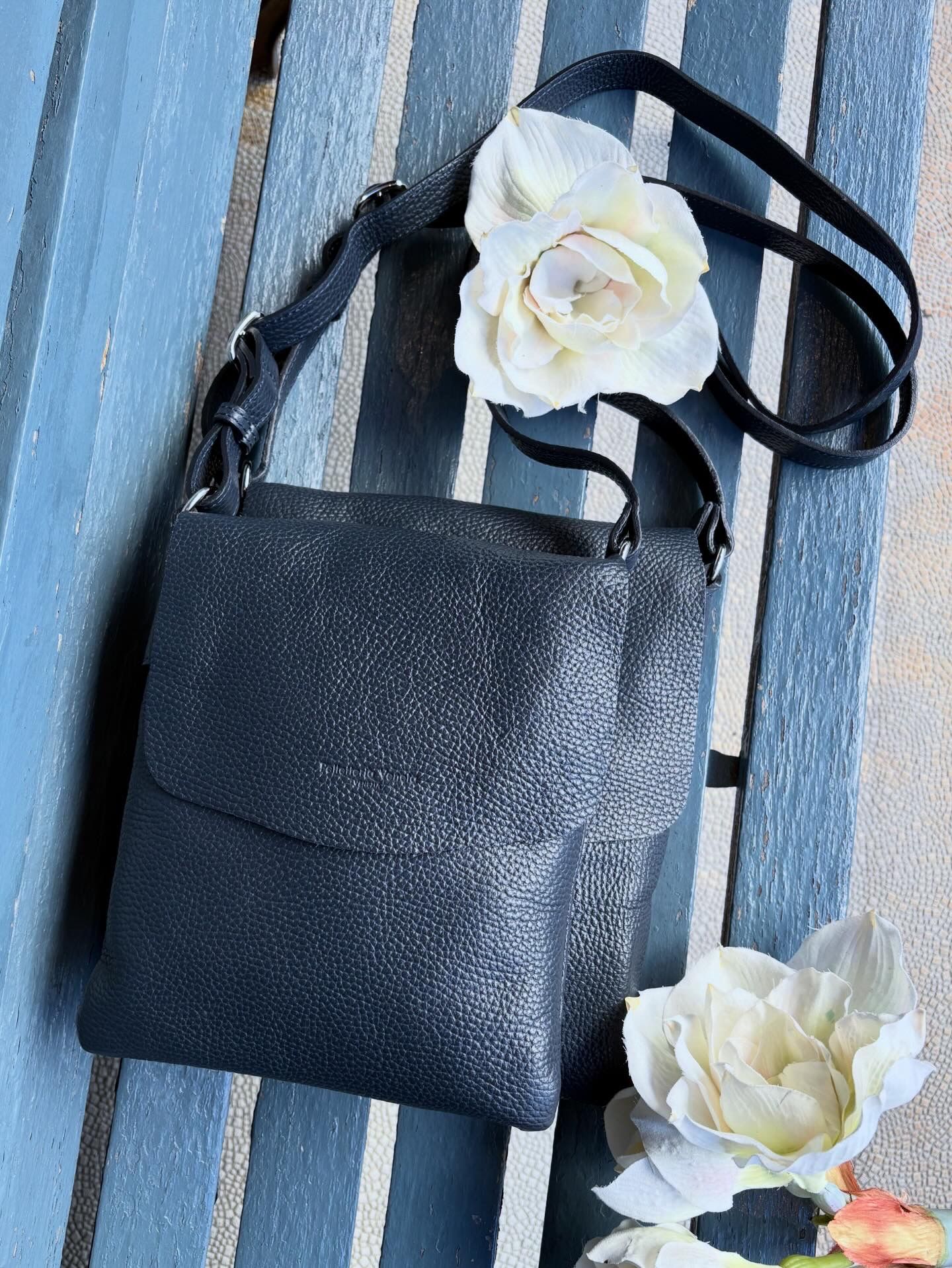 D24415 シュリンクレザー フラップ ショルダーバッグ small / ネイビー