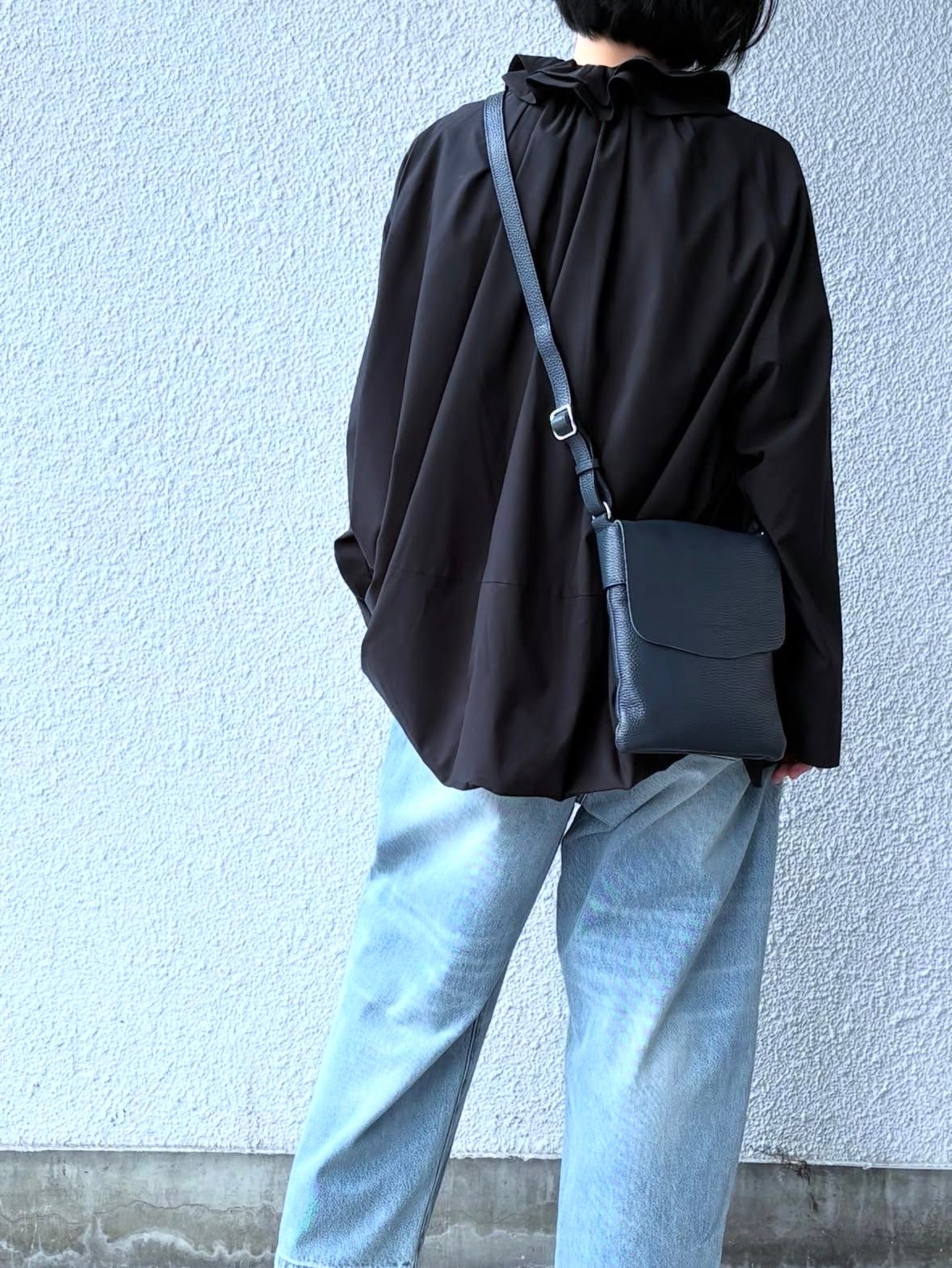 D24415 シュリンクレザー フラップ ショルダーバッグ small / ネイビー