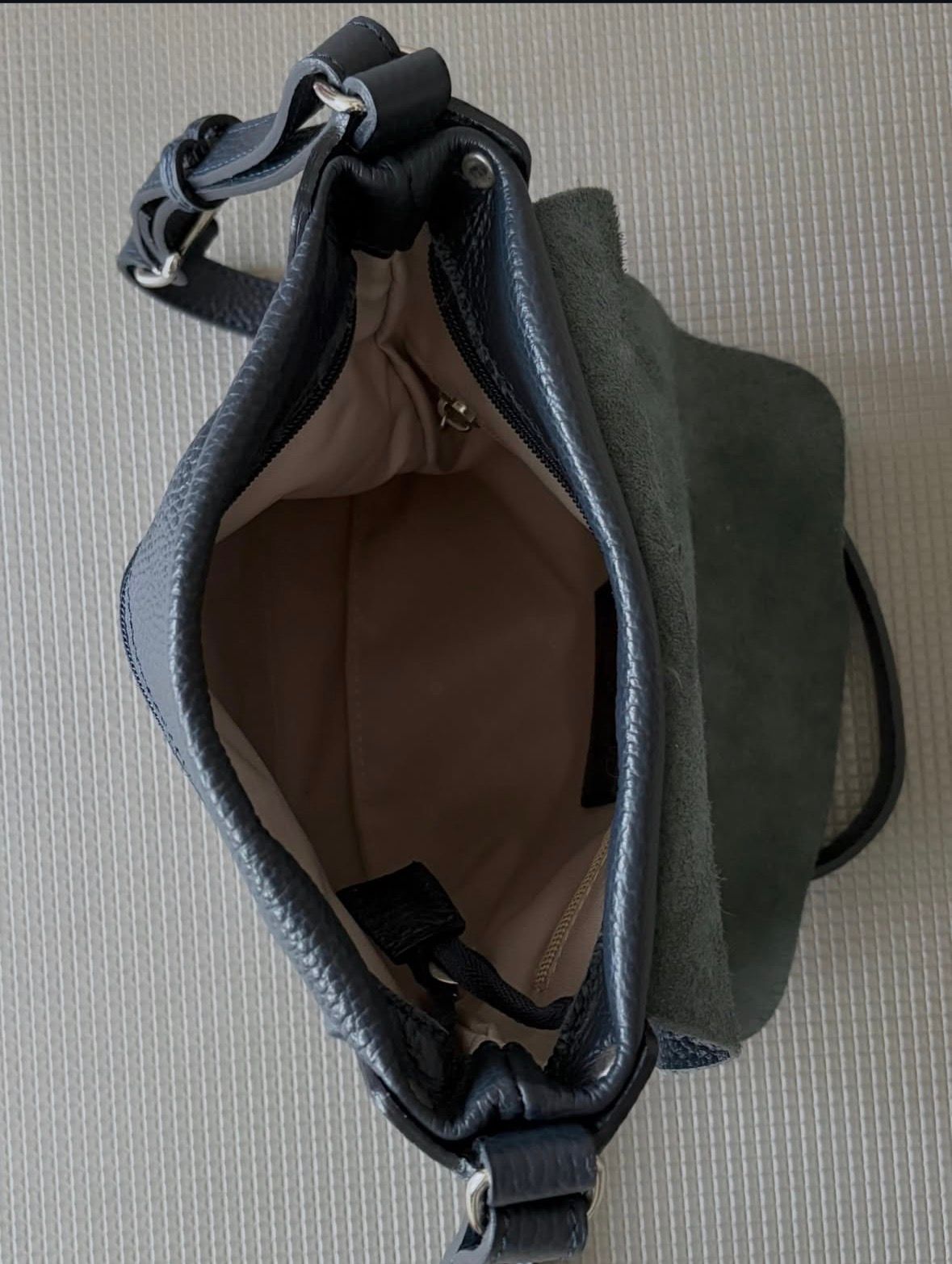 D24414 シュリンクレザー フラップ ショルダーバッグ large / ネイビー