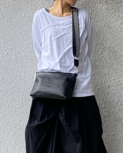 V25486 シュリンクレザー ショルダーバッグ / ブラック