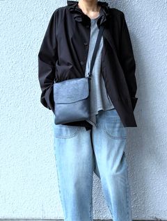 D24415 シュリンクレザー フラップ ショルダーバッグ small / ネイビー