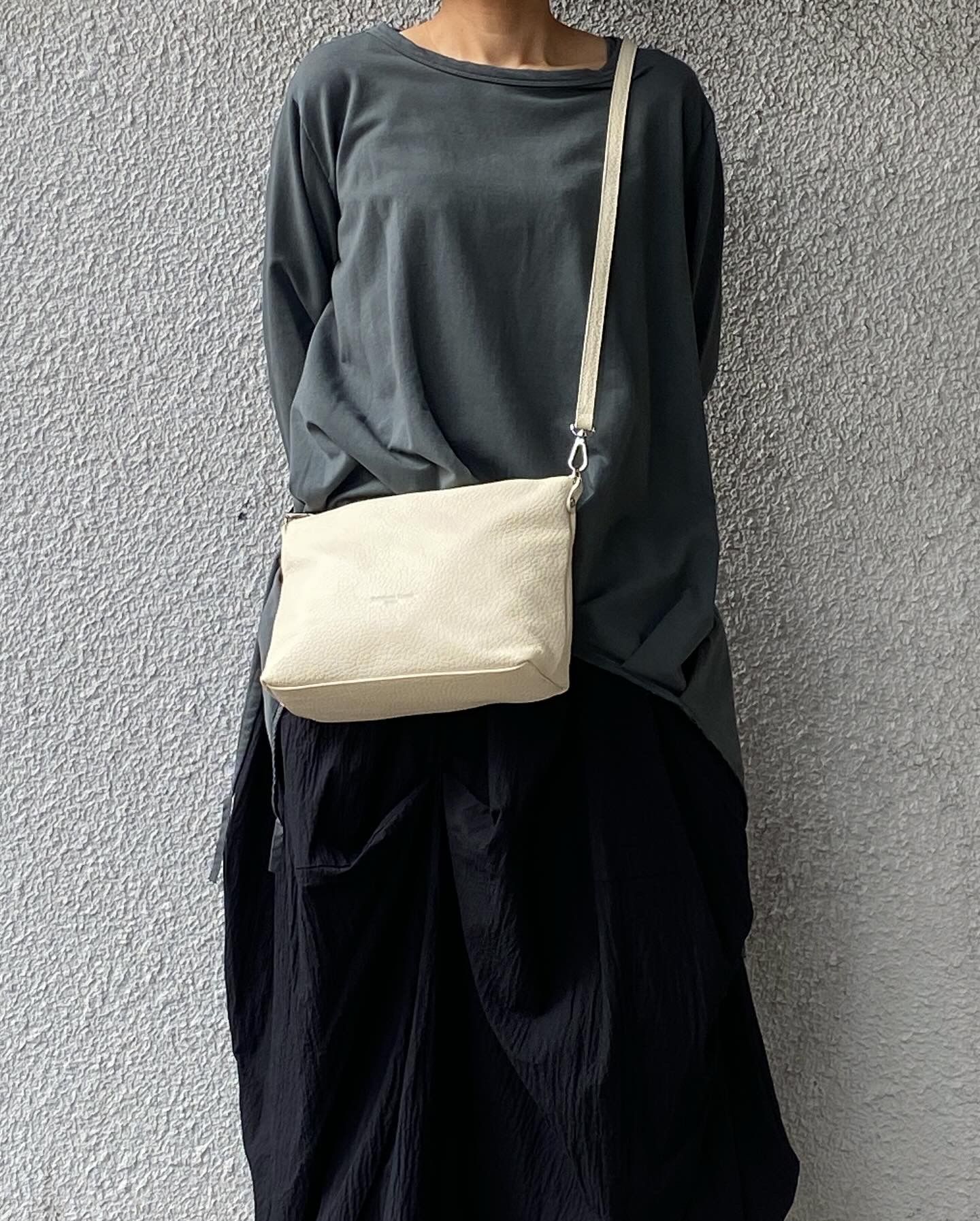 V25486 シュリンクレザー ショルダーバッグ / ベージュ