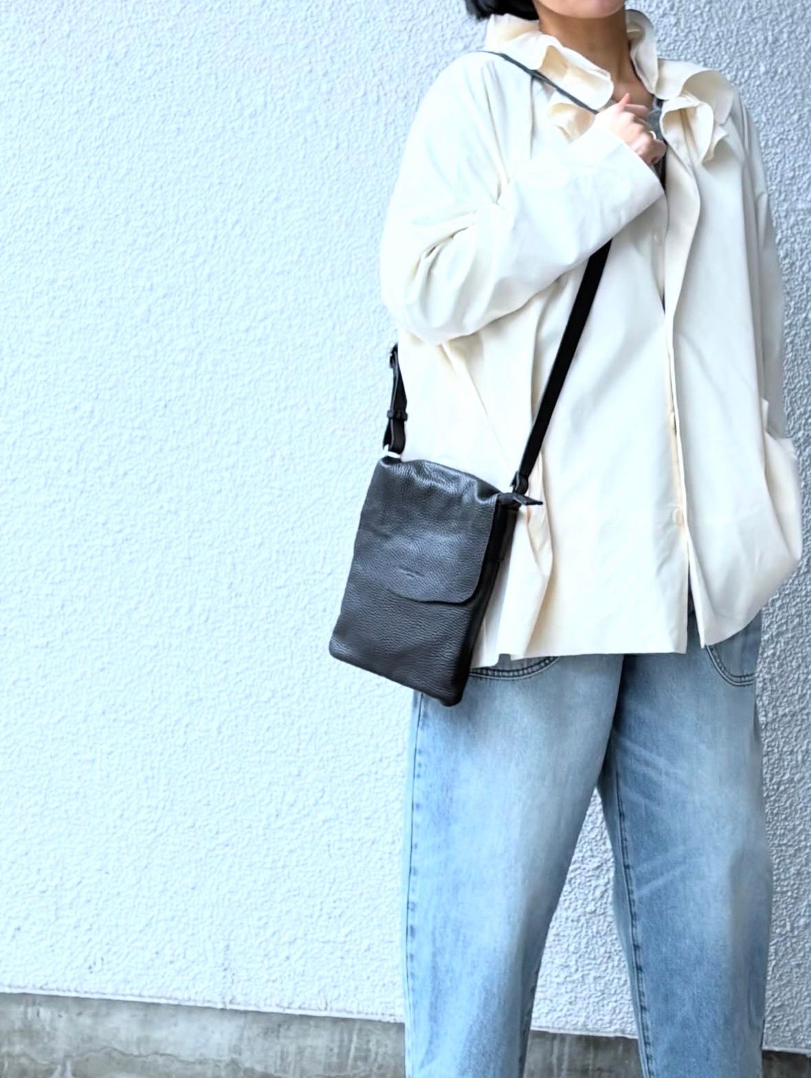 D24415 シュリンクレザー フラップ ショルダーバッグsmall / ブラック