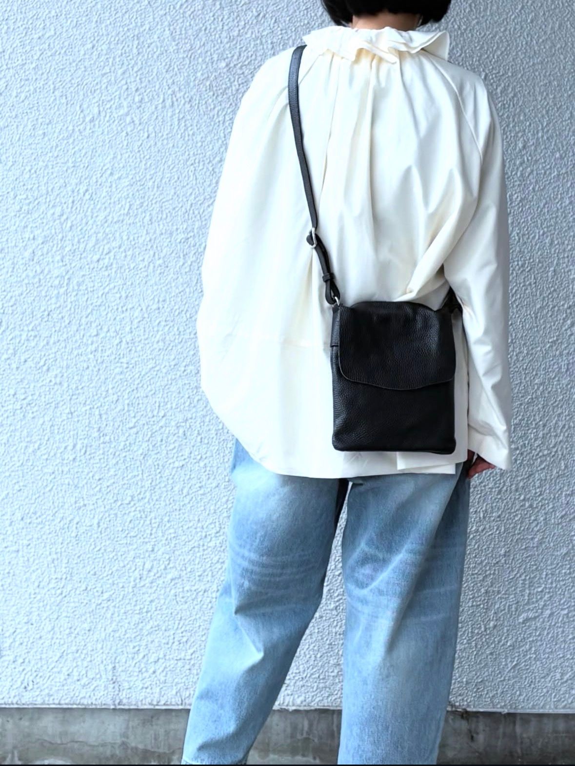 D24415 シュリンクレザー フラップ ショルダーバッグsmall / ブラック