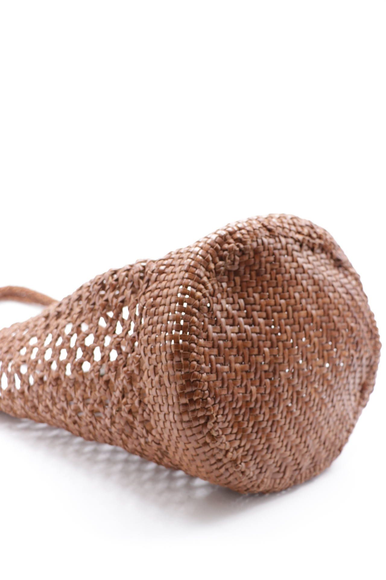 8863 ROUND BUCKET (XXL WEAVE) doragon イントレチャート レザー メッシュバッグ / タン
