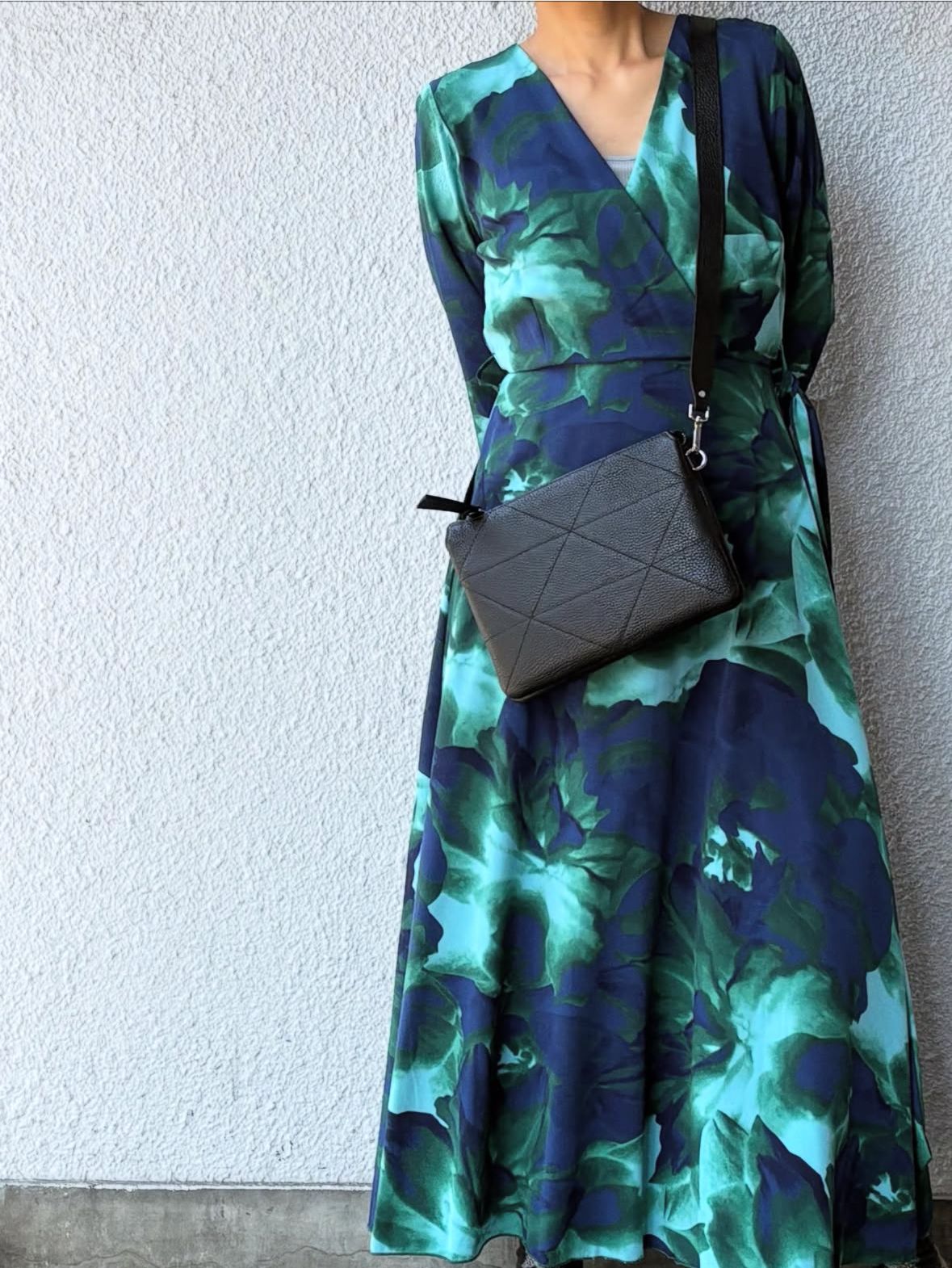 CA716 レザー シュリンク キルティング ショルダーバッグ / ブラック