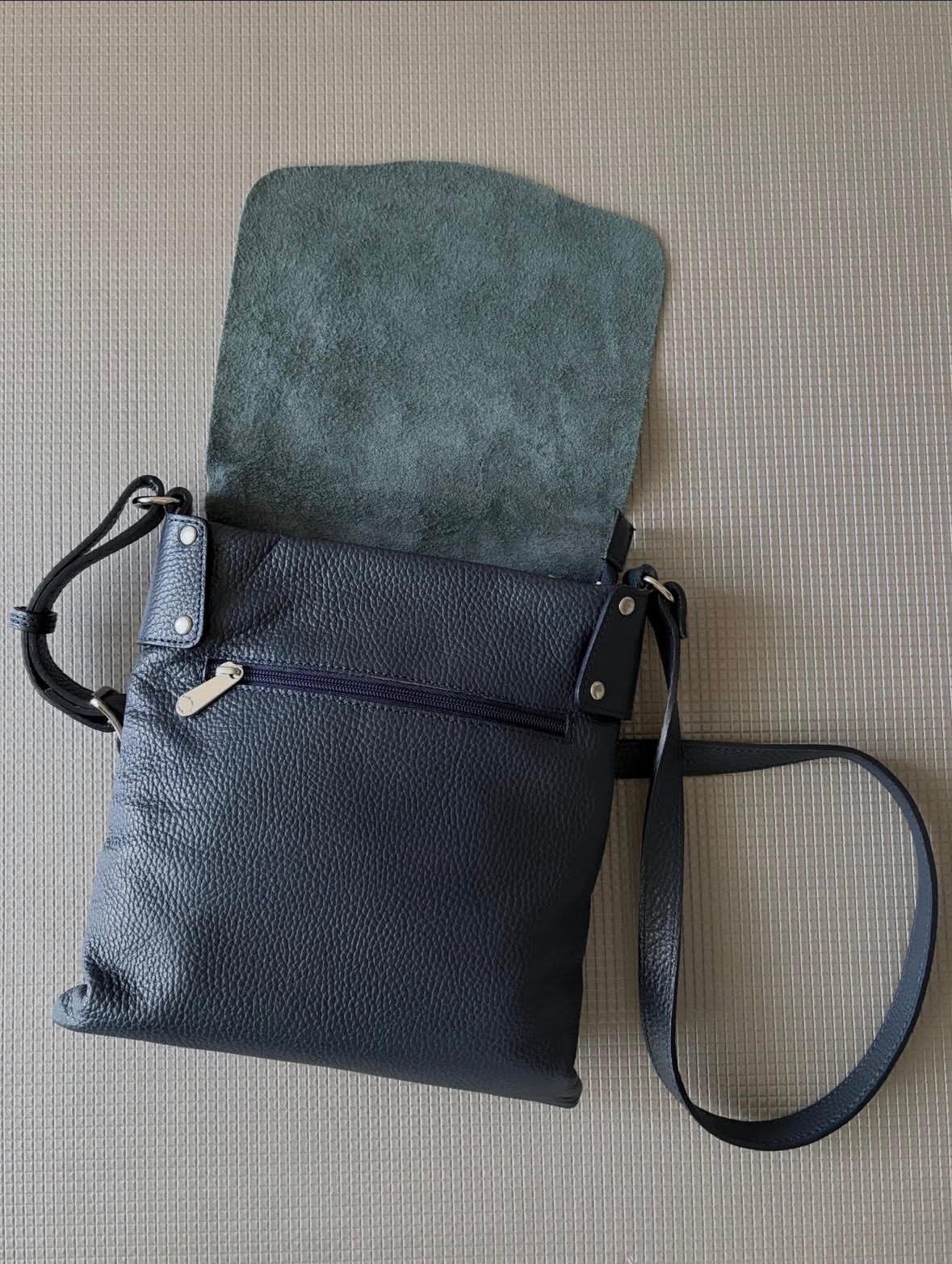 D24414 シュリンクレザー フラップ ショルダーバッグ large / ネイビー