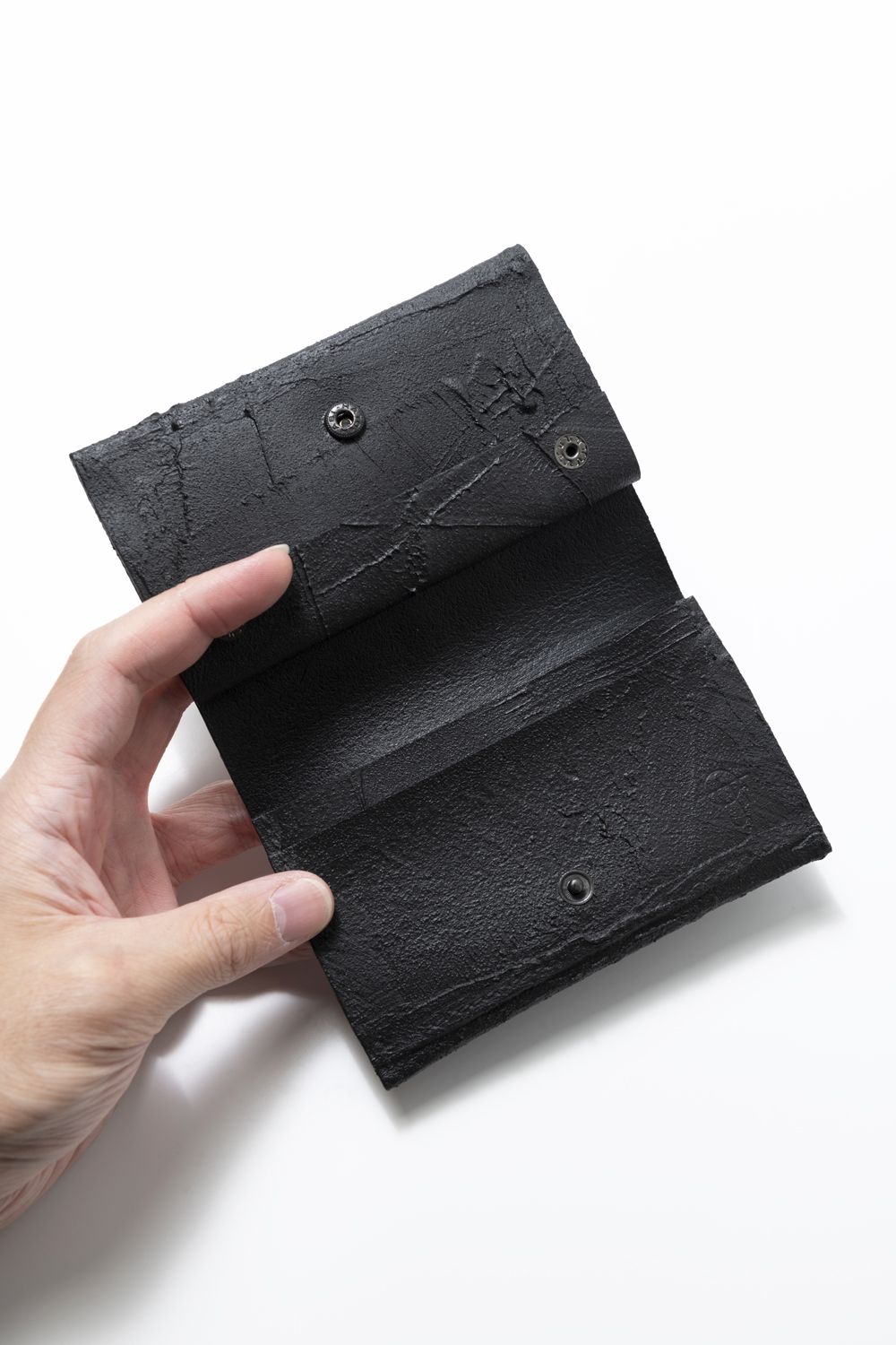 KAGARI YUSUKE - 【お取り寄せ可能】二つ折り財布 [黒い壁] / mw13-bk 