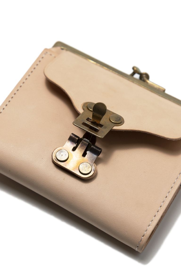 【26SS / 予約受付中】LEATHER VOYAGE PURSE WALLET [SAND] | パースウォレット (二つ折り・がま口) / ナチュラル
