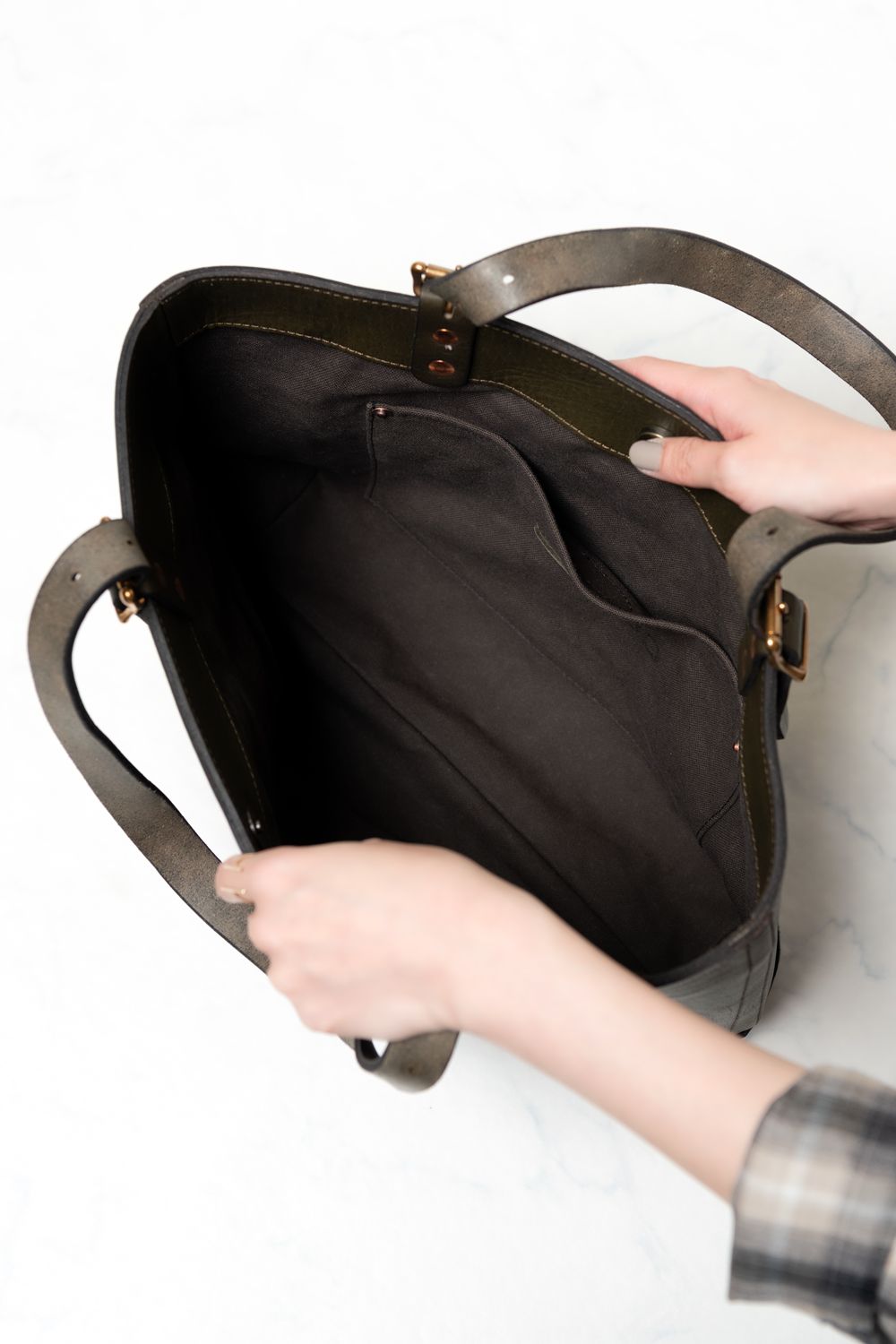 【25SS予約受付中｜12/17まで】レザートラベルトートバッグ - ミディアム [オリーブ] / LEATHER TRAVEL TOTE BAG - MEDIUM [OLIVE]