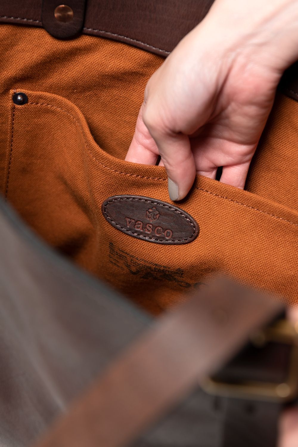 vasco - 【25SS予約商品】LEATHER TRAVEL TOTE BAG - MEDIUM