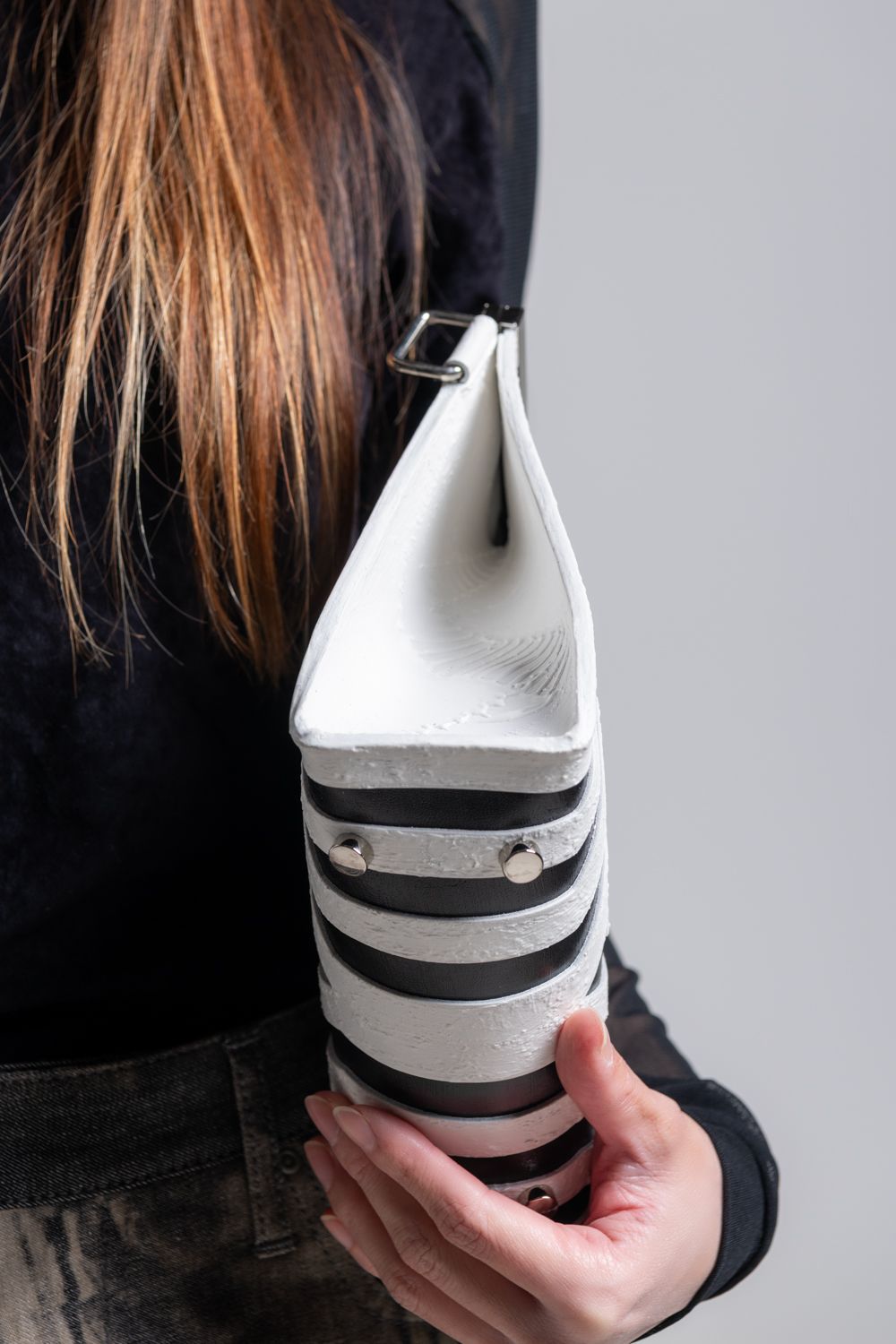 【お取り寄せ可能】ラッチショルダーバッグM [象嵌ホワイト] / w25-07-wh