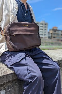 レザーワンダーショルダーバッグ [ブラウン] / LEATHER  WANDER SHOULDER BAG [BROWN]